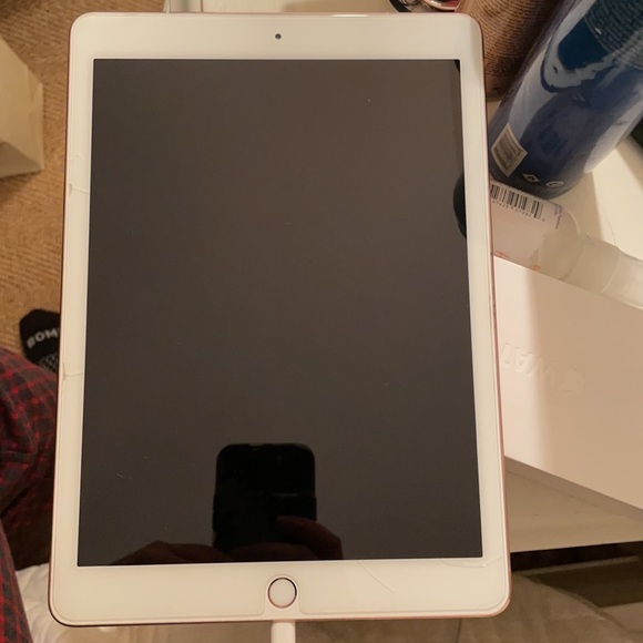 iPad Pro 9.7-Inch with Wi-Fi + GSM/CDMA + LTE - Picture 2 of 3